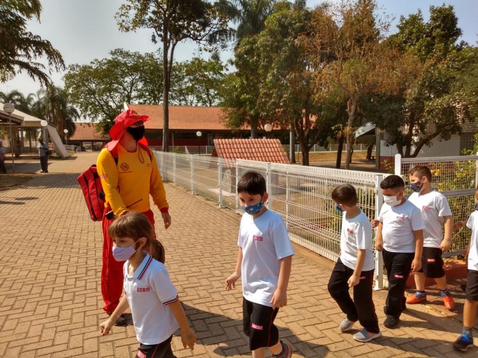 Estudantes e funcionários participam de simulado de abandono da escola
