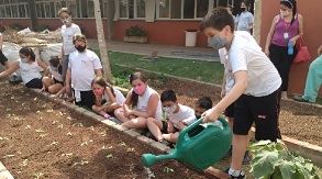 Estudantes fazem horta na escola Sesi de Mococa