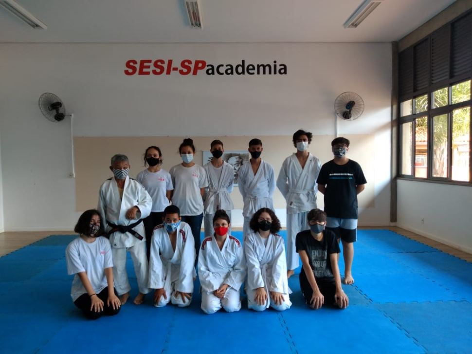 Professor coleciona títulos no judô e ensina crianças e adolescentes 