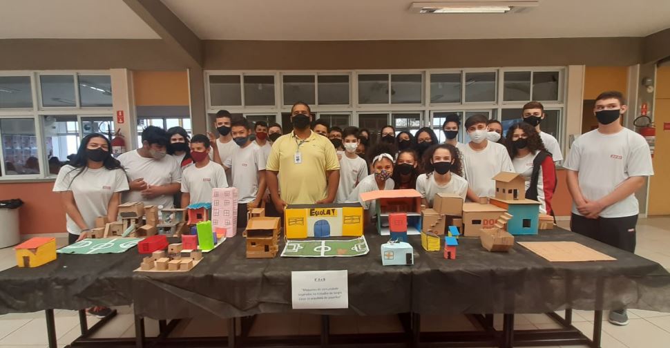 Estudantes criam maquetes inspiradas em trabalho de artista plástico 