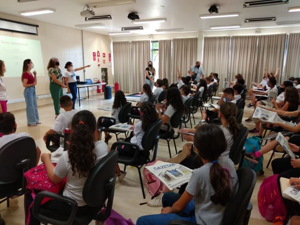 Jornalistas conversam com estudantes do Sesi de Mogi Guaçu