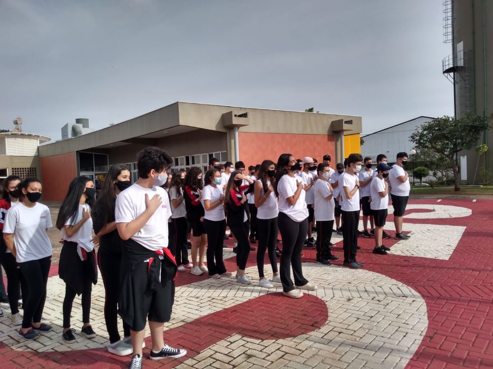 Hasteamento das bandeiras em homenagem ao Dia da Professor