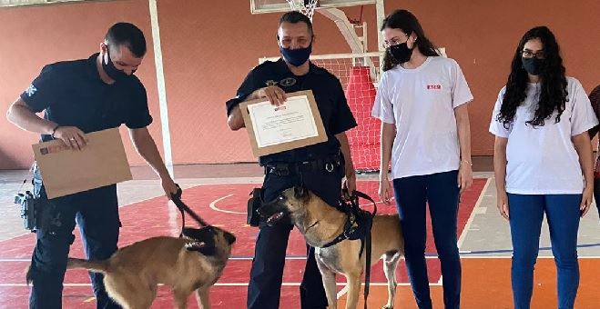 Guardas civis de Vargem Grande do Sul  falam sobre treinamento de cães policiais