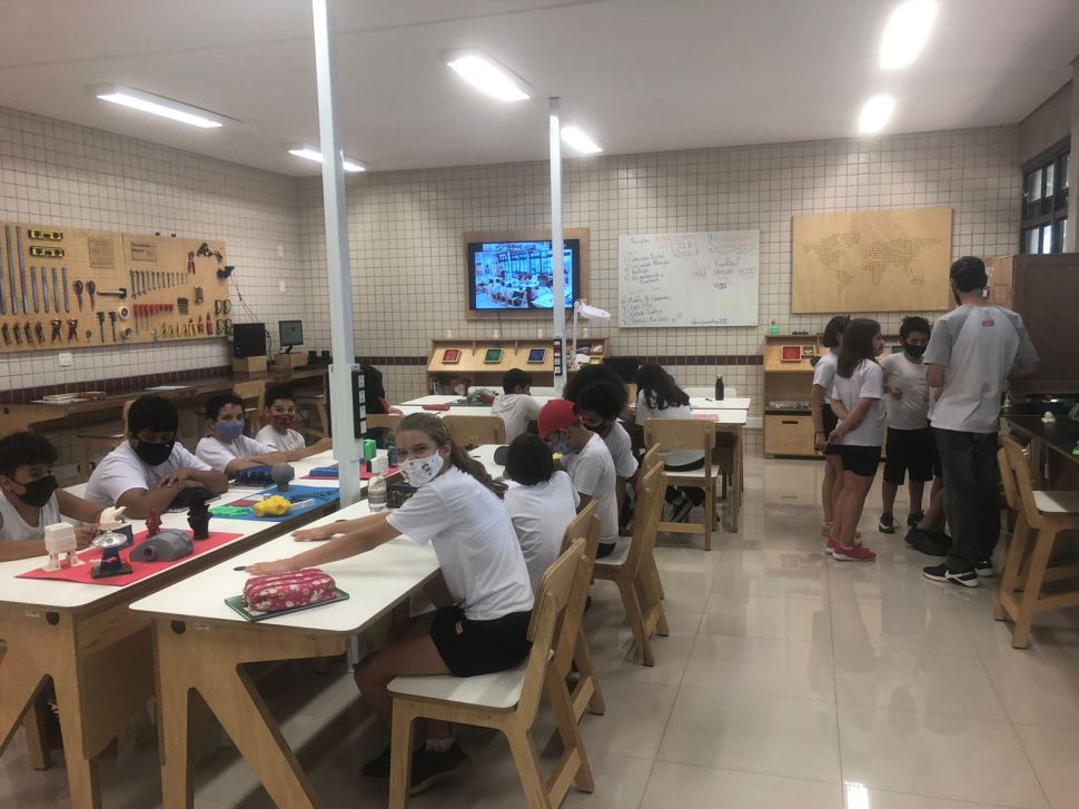 Estudantes visitam Fab Lab para coletar informações para jornal da escola 