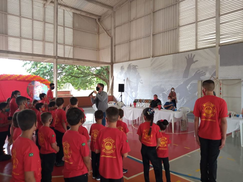 80 crianças e adolescentes concluem o curso de Bombeiro Aprendiz Civil