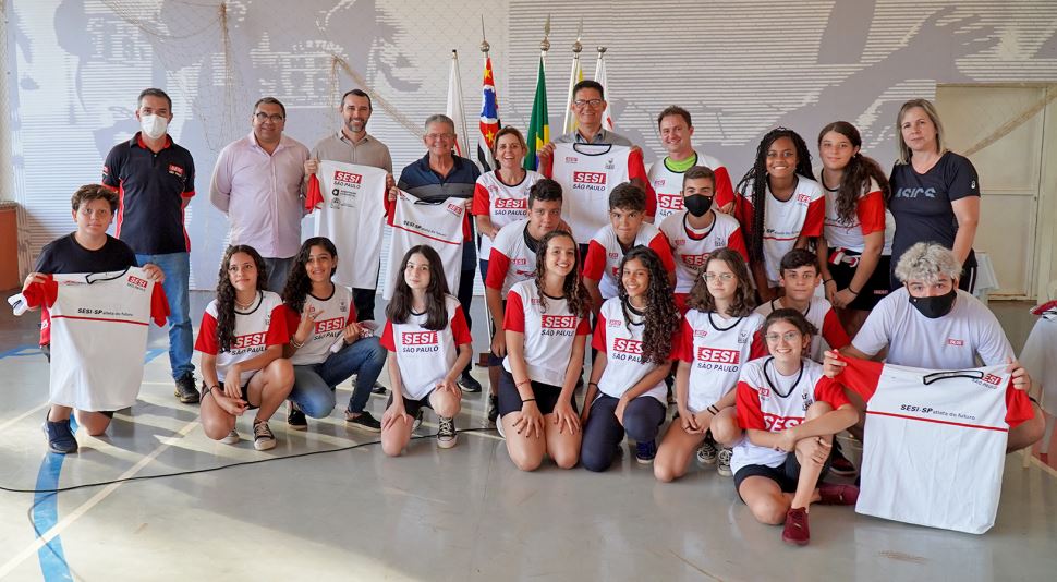 Alunos do Programa Atleta do Futuro recebem uniforme