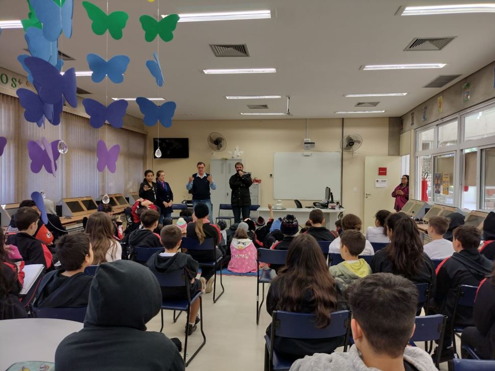 Prefeito e vice-prefeito participam de aula na escola Sesi Itapira