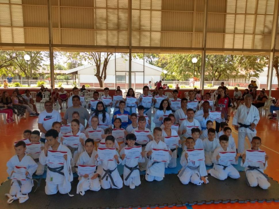 Alunos de judô do PAF recebem nova faixa