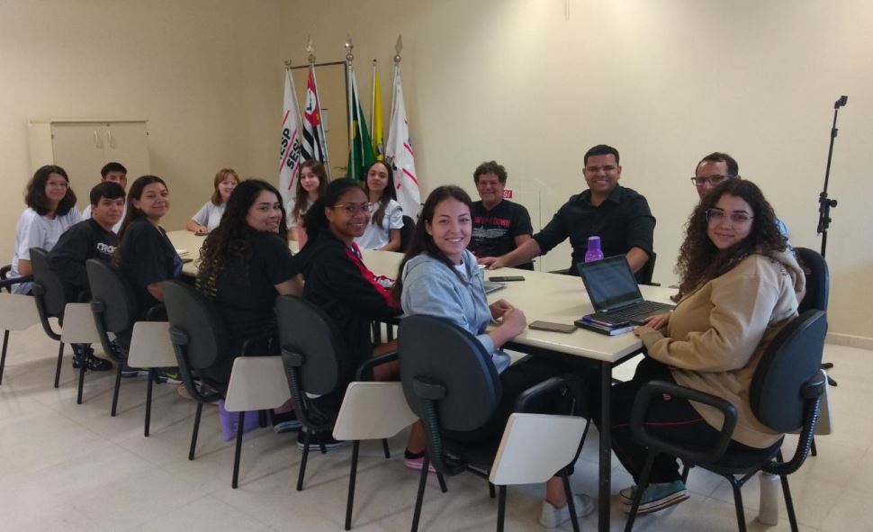 Estudantes do Sesi Mogi Guaçu discutem sustentabilidade com presidente da Câmara