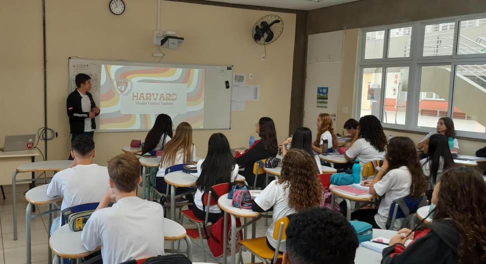 Após participar de simulação da ONU nos Estados Unidos, estudante do Sesi Mococa compartilha experiências e incentiva alunos