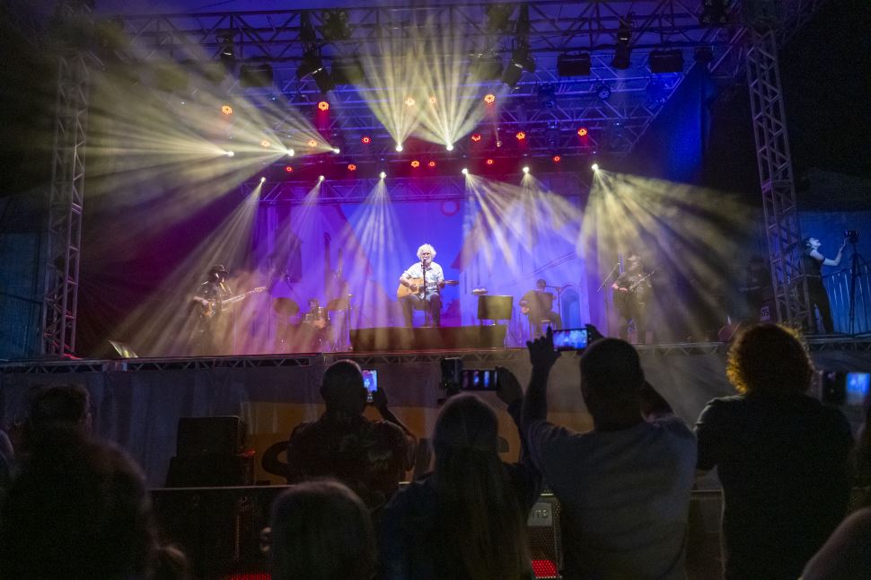 Renato Teixeira encanta o público em noite de música raiz 