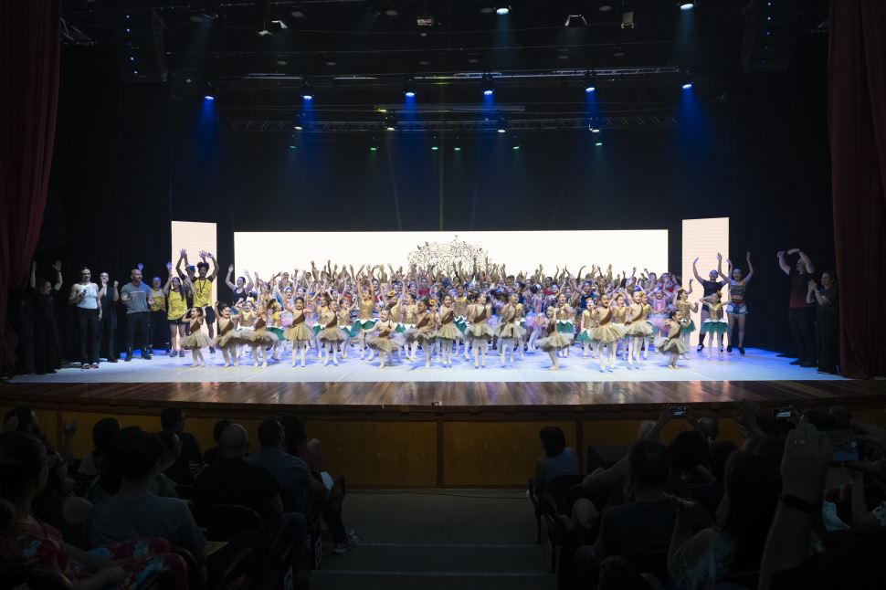 Alunos do Núcleo de Dança dão show com o tema "Histórias Brincantes"