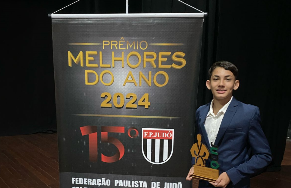 Aluno do Programa Sesi Esporte recebe troféu de destaque por títulos em campeonatos de judô