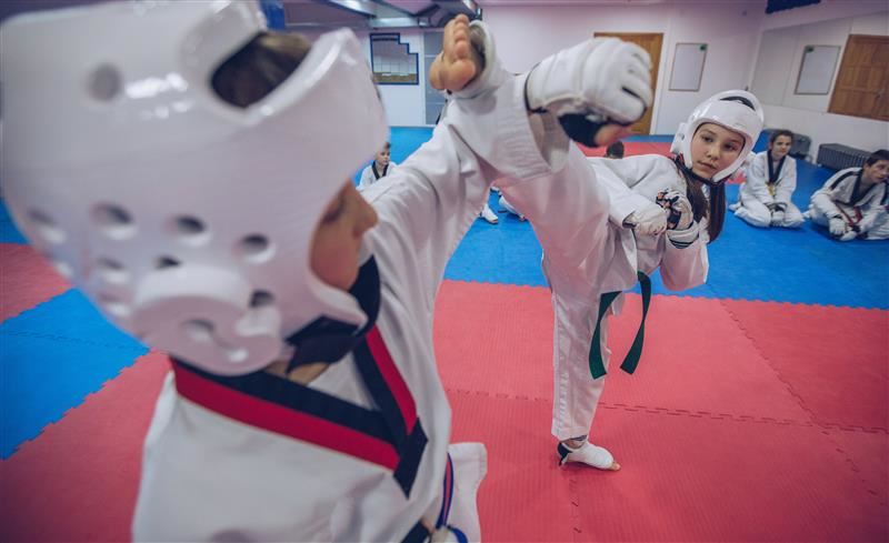 Abertas inscrições para aulas gratuitas de Taekwondo e Tênis de Quadra do Programa Sesi Esporte