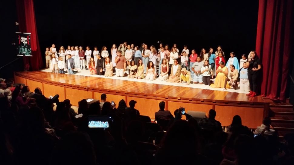 Participação de familiares de alunos na Mostra de Artes Cênicas emociona