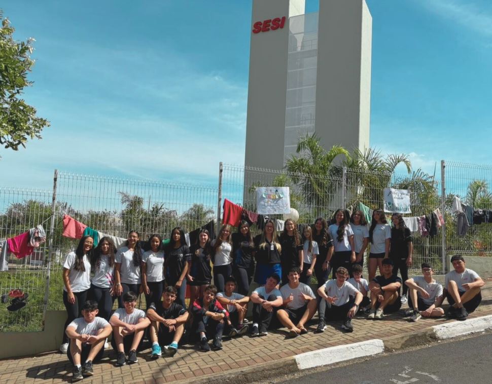 Varal solidário de estudantes do Sesi Itapira incentiva consumo consciente e ajuda comunidade
