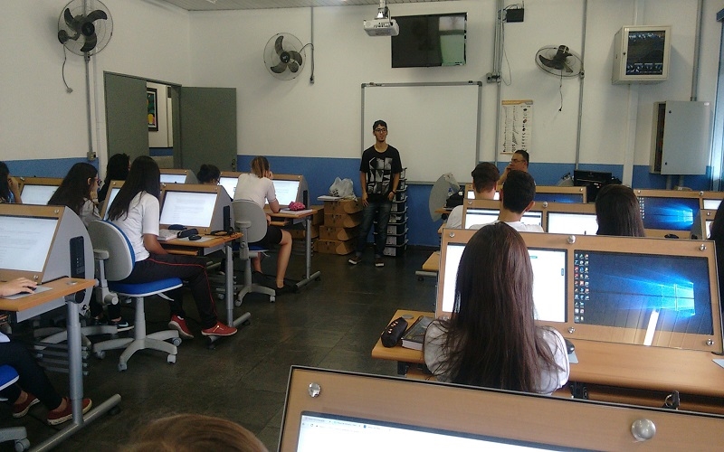 Bate-papo com ex-aluno, inspira estudantes da Escola SESI de Osasco