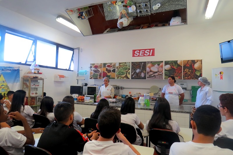 Alunos participam de oficina na Cozinha Didática