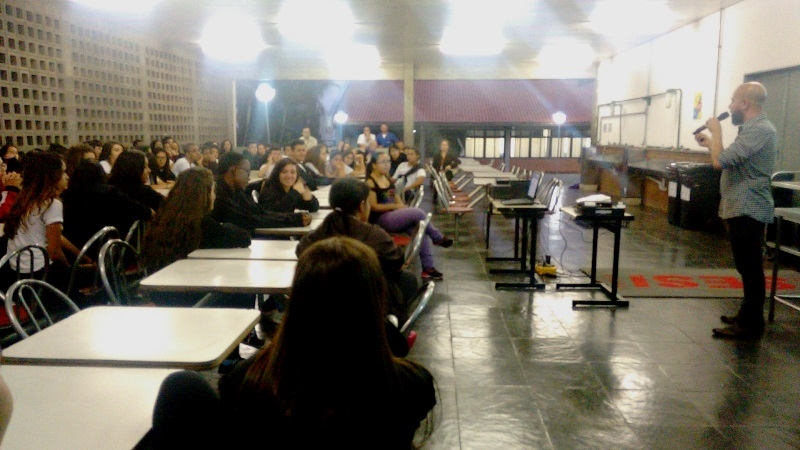 Alunos do Ensino Médio recebem palestra sobre Língua Brasileira de Sinais