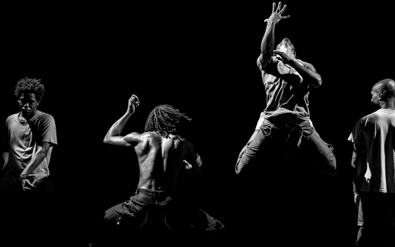 CONSAGRADOS EM NOVA YORK, DANÇARINOS DA CIA. URBANA DE DANÇA SOBEM AO PALCO DO SESI