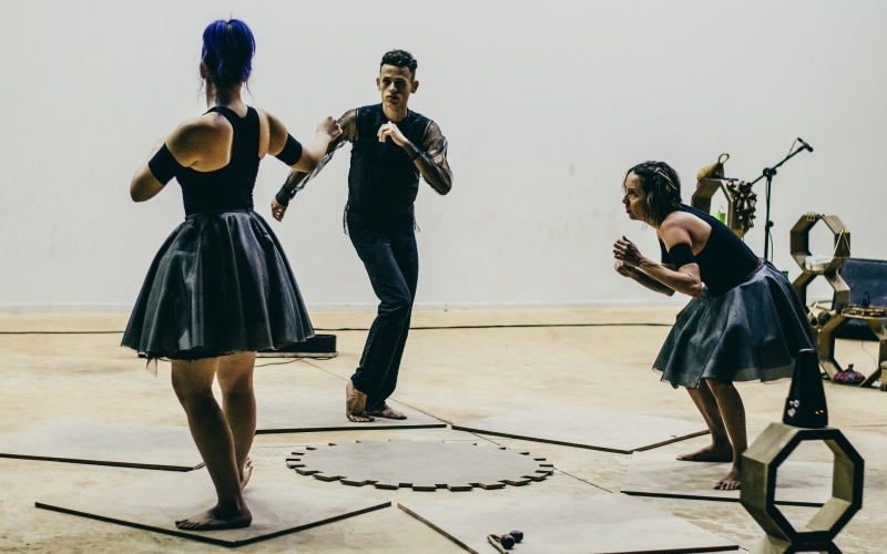 Espetáculo no SESI Osasco integra música e teatro ao sapateado brasileiro