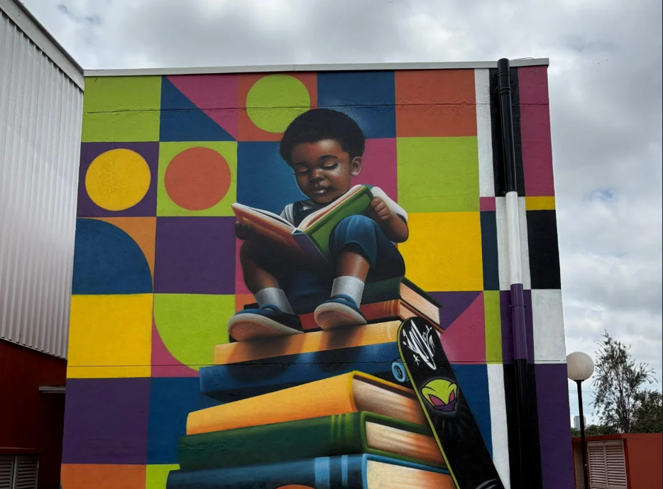 SESI Carapicuíba inaugura mural “Mais Cor, Por Favor!” em ocupação artística com artista local