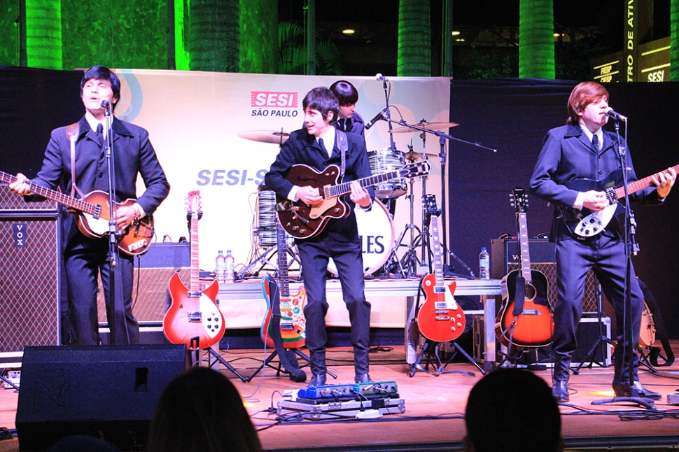 Banda Rubber Soul Beatles empolga público em show gratuito no SESI Ourinhos