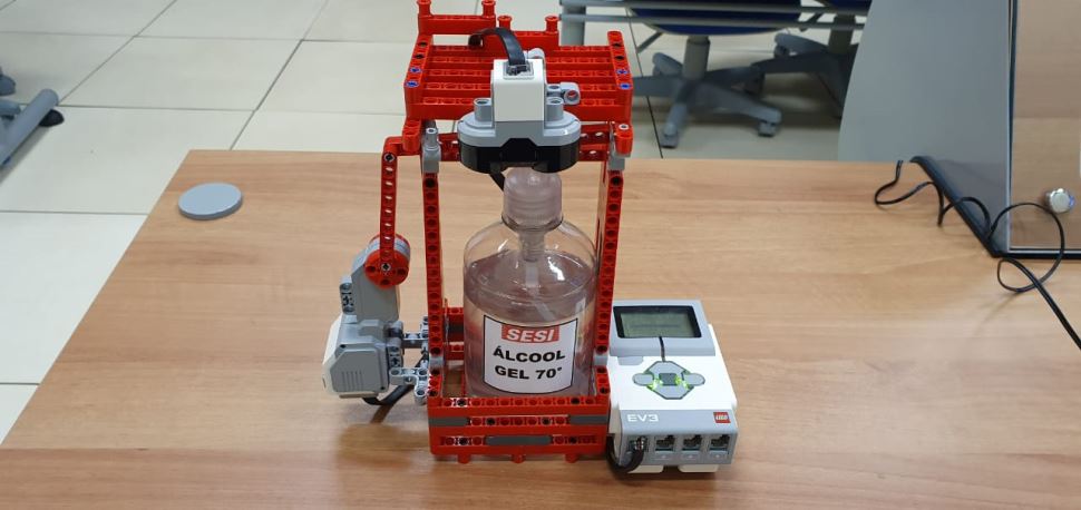 Equipe SESI Lizards de Assis desenvolve dispositivo de álcool em gel com peças LEGO