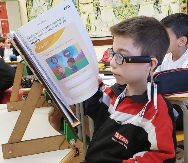 FAB LAB do SESI de Ourinhos confecciona plano inclinado para aluno com deficiência visual