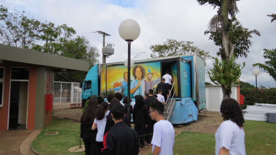 Eficiência energética e segurança! Cerca de 400 alunos do SESI participam de atividades práticas em unidade móvel da Energisa em Assis