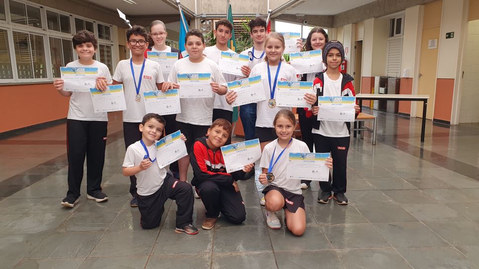 Alunos das Escolas Sesi de Ourinhos, Assis e Santa Cruz do Rio Pardo recebem medalhas por bom desempenho em olimpíada de robótica