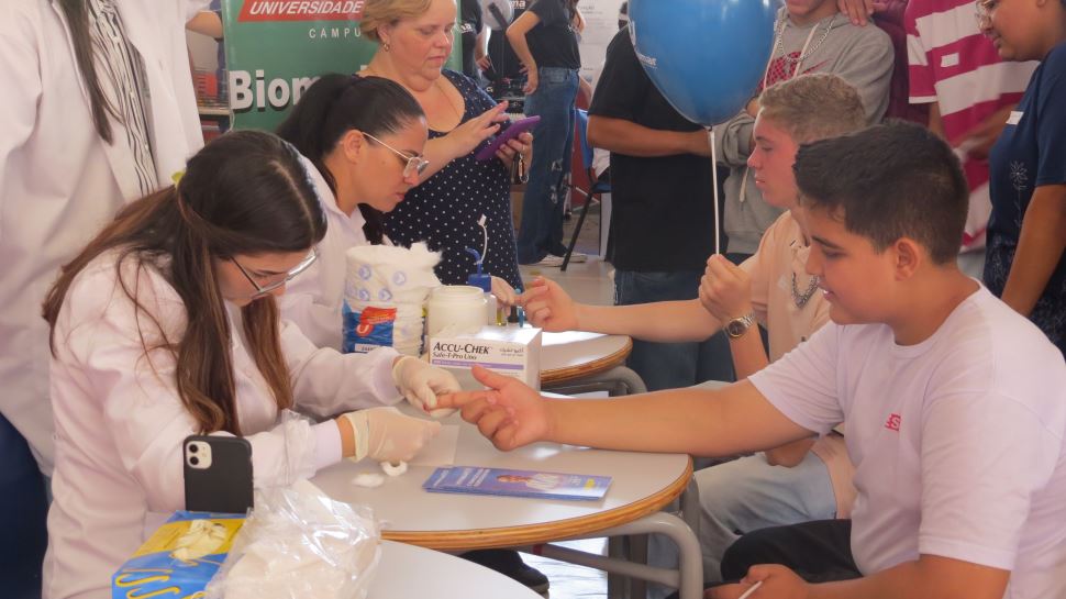 Escola Sesi de Assis promove feira de profissões para fomentar o tema com alunos da rede e também de escolas públicas