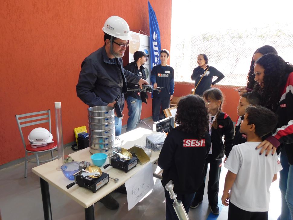 Escola Sesi de Assis promove 3º feira de profissões para fomentar o tema com alunos da rede e também de escolas públicas