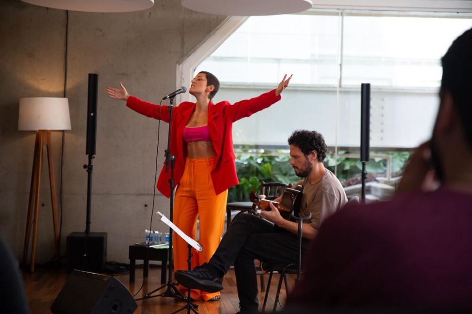 Para fechar o Mês da Mulher: show especial de Luciana Canizella