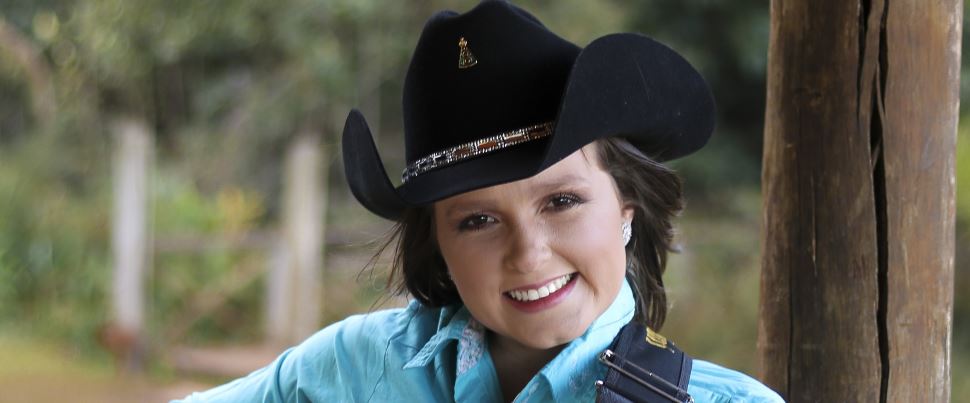 Karoline Violeira homenageia Inezita Barroso em show especial no SESI Ourinhos