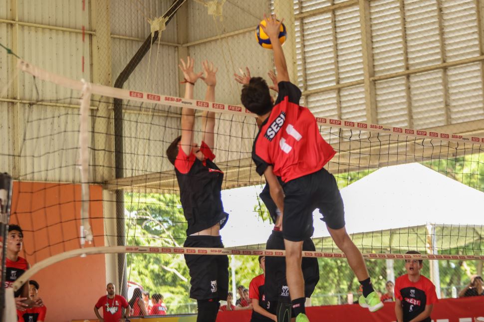 SESI Ourinhos oferece vagas remanescentes para aulas gratuitas de vôlei