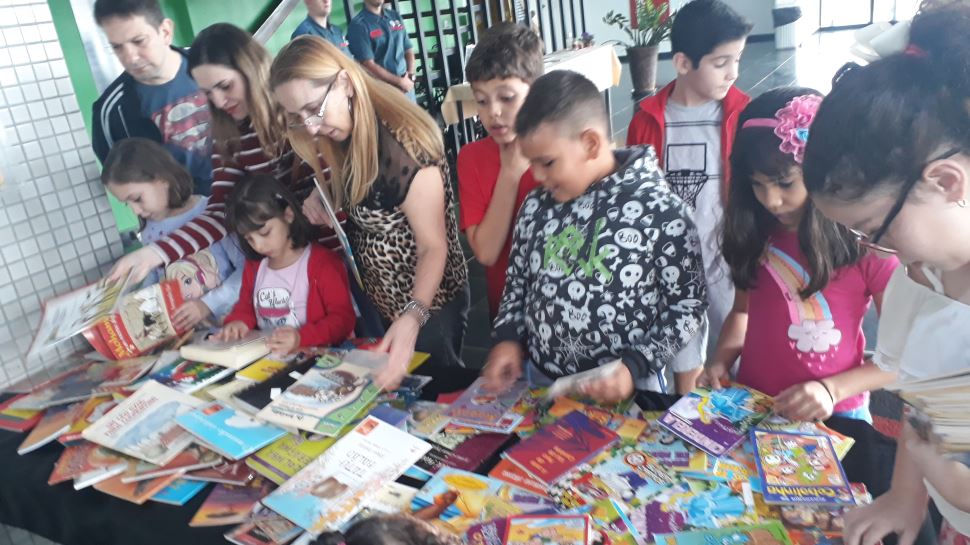 Sábado Literário reúne crianças, jovens e adultos e tem lançamento de livro infantil