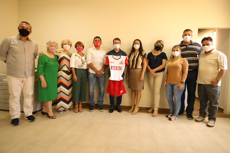 Representantes do Sesi e da Prefeitura de São Pedro na assinatura dos contratos
