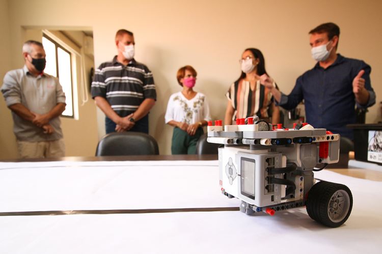 A ‘estrela’ da cerimônia de assinatura foi o protótipo modelo apresentado pelo orientador de educação digital do Sesi, Felipe Poli.