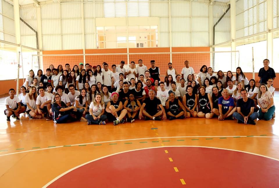 Encontro entre jovens da escola e idosos é marcado por troca de conhecimento e integração