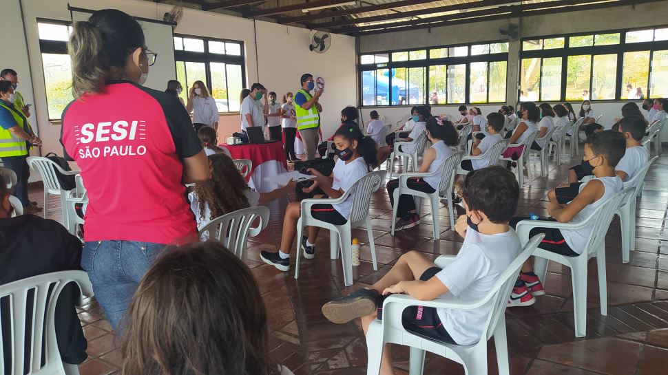 Escola Sesi de Presidente Epitácio participa de ação de conscientização sobre o trânsito
