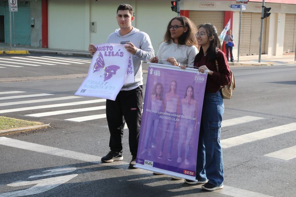 Alunos do SESI de Presidente Epitácio promovem ação de combate à violência contra mulher no Agosto Lilás 