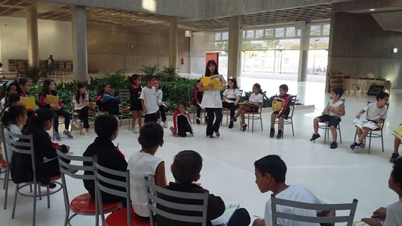 Alunos participam de roda de leitura e dramatização