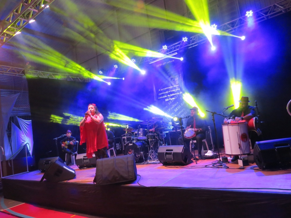 Show de artista regional, selecionado em edital do SESI, atrai grande público em Presidente Prudente