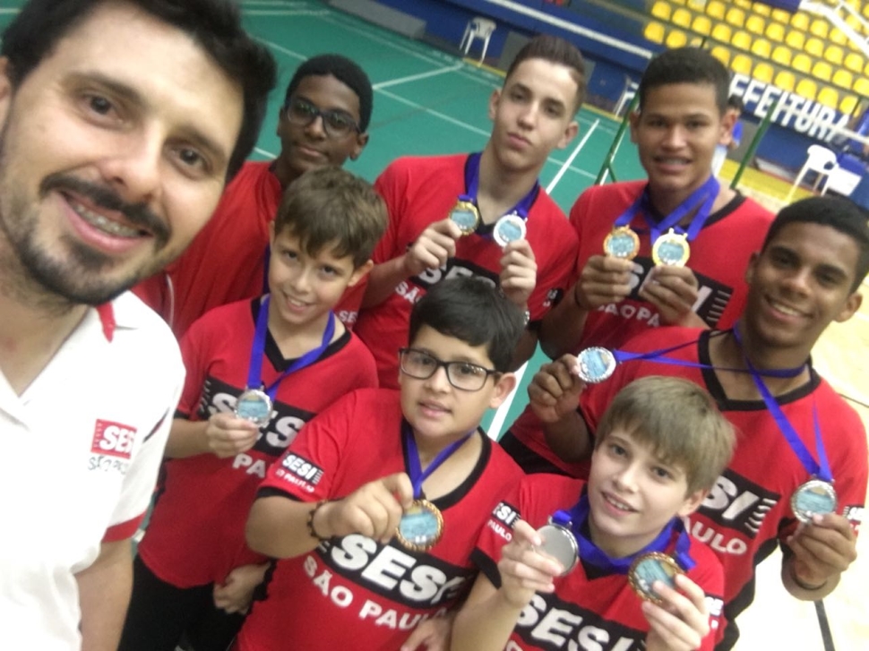 SESI PRESIDENTE PRUDENTE CONQUISTA 11 MEDALHAS EM CAMPEONATO ESTADUAL DE BADMINTON