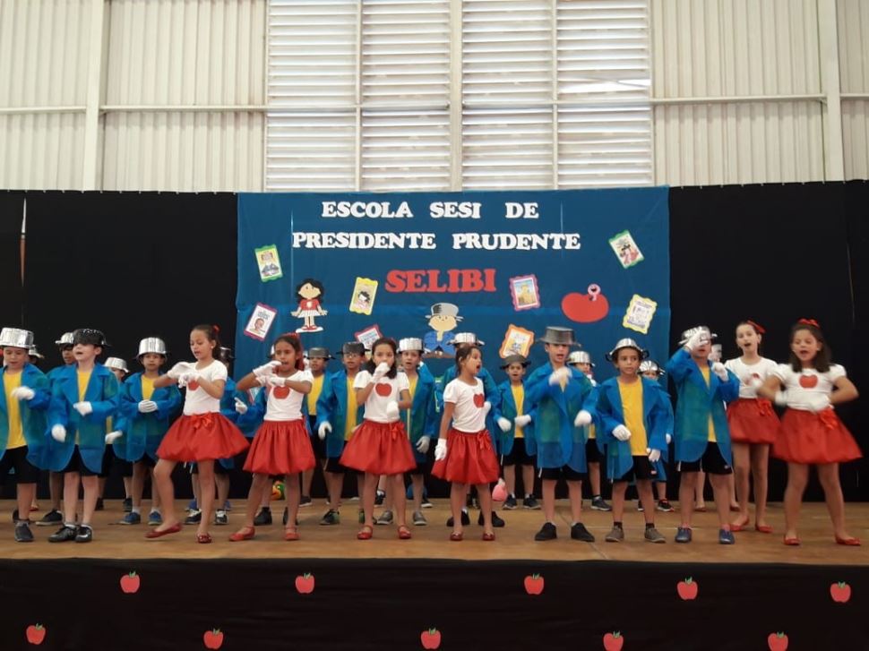 Coral em Libras emociona pais, alunos e professores durante a Semana do Livro e da Biblioteca