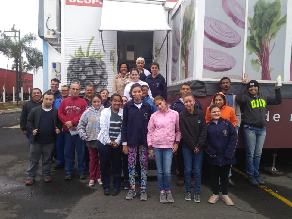 Alunos da APAE de Osvaldo Cruz fazem cursos de nutrição na Unidade Móvel de Vida Saudável do SESI-SP