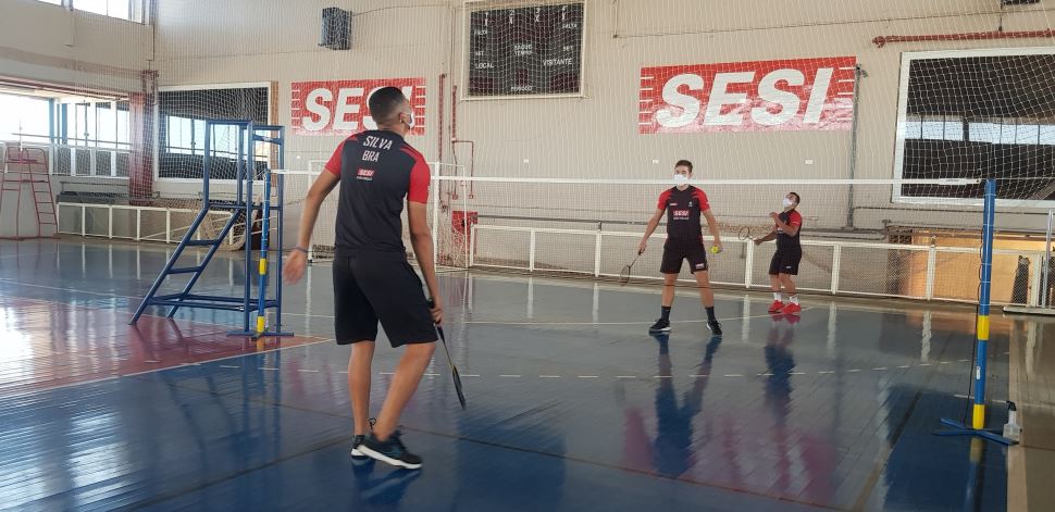 SESI Prudente retoma aulas de badminton e natação