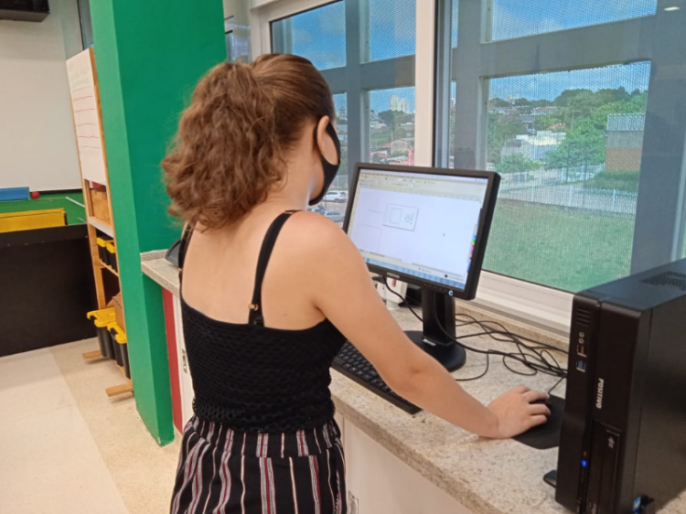 Maria Eduarda durante visita ao Fab Lab em Presidente Prudente