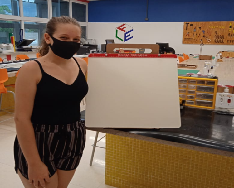 Maria Eduarda durante visita ao Fab Lab em Presidente Prudente